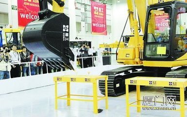 工程機械耍雜技 觀眾驚嘆_廈門網(wǎng)